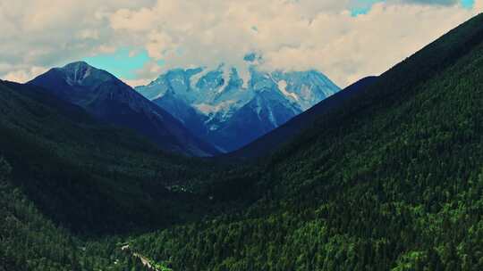 川西雅拉雪山壮观大气自然风光航拍视频素材模板下载