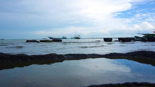 大海蓝天白云倒影渔船