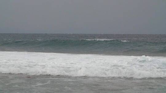 海浪拍打海岸线