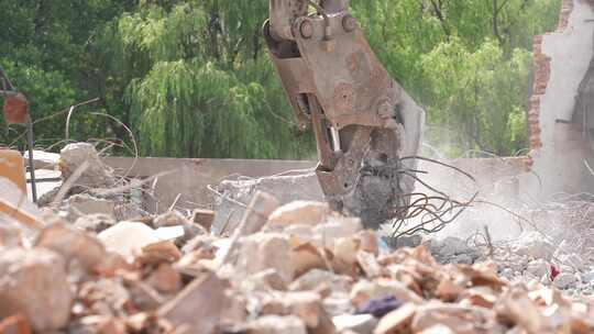 挖掘机在拆除建筑垃圾