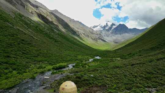 航拍四川甘孜横断山脉乌库楚雪山登山大本营视频素材模板下载