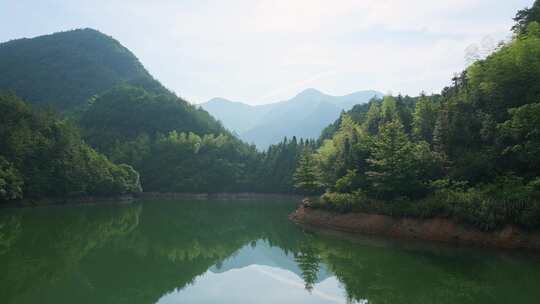 山里绿色的森林和湖泊