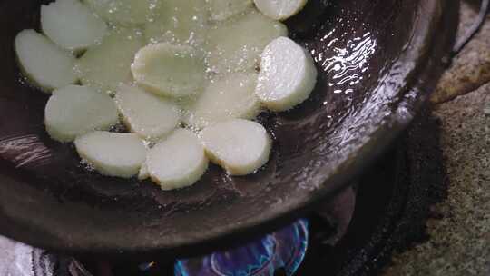 传统佳肴：香菇切片至煎炸全过程展示