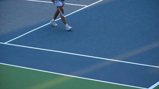 一名网球运动员击球发球
