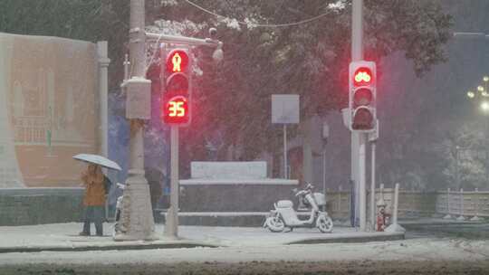 大雪中的红灯