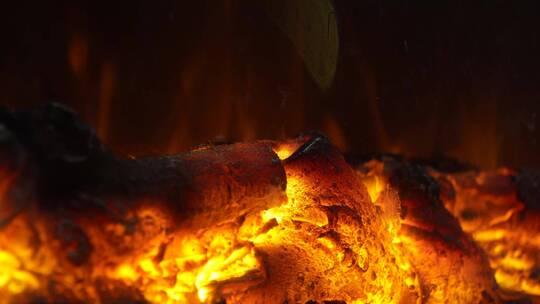 燃烧的炭火炉火木炭烧烤
