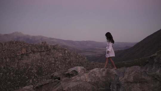 女人在山顶步行看风景