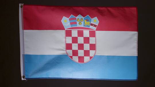 黑色背景前的克罗地亚国旗
