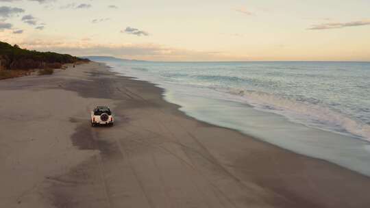 汽车在海滩越野