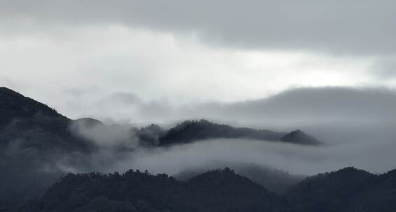 大山云雾环绕,风车旋转