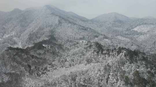 连绵起伏山川丘陵森林冬天雪景航拍