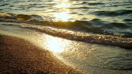 海滩上的太阳反射和柔和的波浪