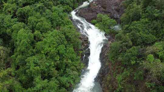 广东东莞：雨后山涧水量充沛 水流湍急