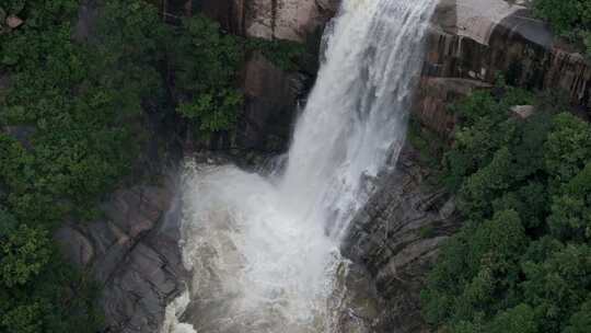 雨后泰山，飞瀑流水