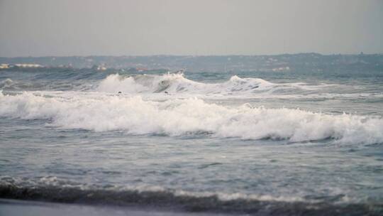 海洋冲浪的游客