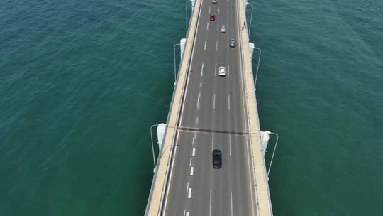 4k航拍大连星海湾跨海大桥车流风景