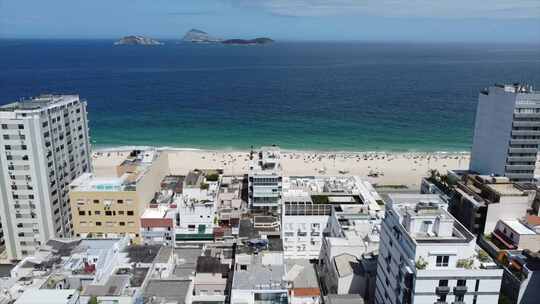 从建筑物后面俯瞰伊帕内玛海滩的平底锅拍摄
巴西里约热内卢，无人机4k
埃
