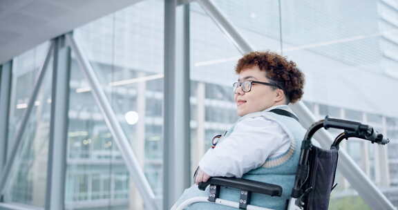 快乐，生意和一个在办公楼坐轮椅的残疾妇女