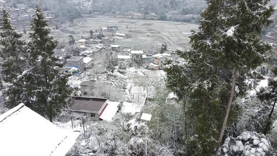 航拍大山 水库 风景