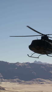 直升机在山脉上空飞行