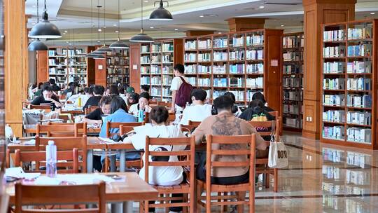 在图书馆认真学习、备考的大学生