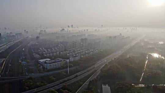 上海闵行梅陇镇清晨大雾大场景航拍4K。