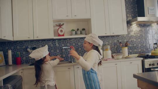 两姐妹在厨房玩闹 视频素材模板下载