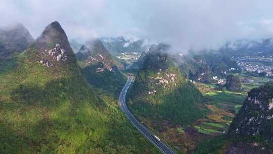 山间云雾缭绕的山村公路自然风景