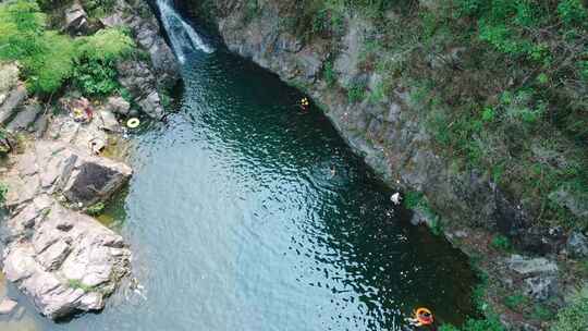 夏日玩水溯溪跳水游泳水潭宁波下山坑