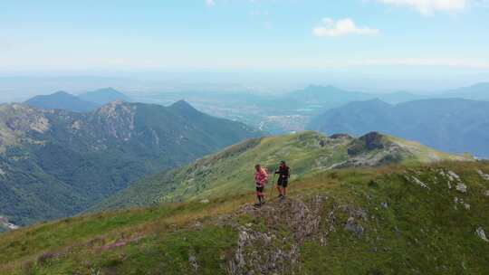 一对背包客在山顶徒步旅行