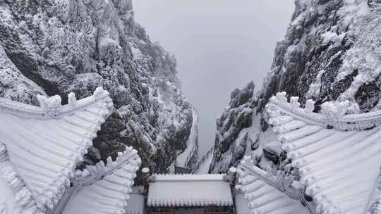 洛阳老君山金顶建筑屋檐雪后冰冻