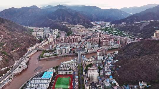 中国西藏昌都高原城市全景航拍高山与河流