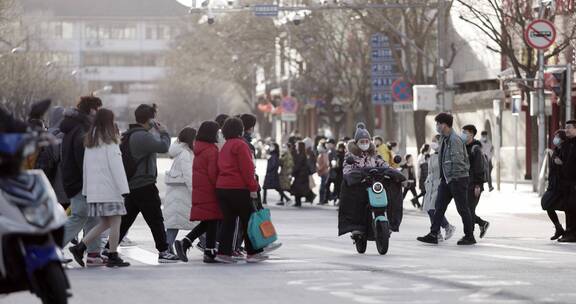 8k实拍行人通过人行横道过马路