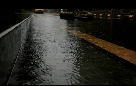 下雨天的街景