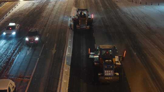 雪天环卫工人冬季夜晚清扫道路积雪