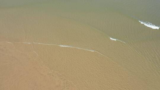 航拍福建福州平潭蓝色的海滩，海浪