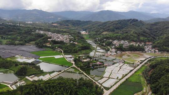 山区农村依山傍水农家鱼塘小院航拍