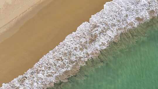 海边沙滩海水海浪俯拍