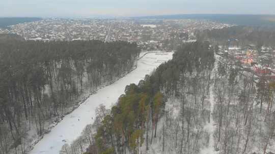 冬季森林河和村庄视频素材模板下载