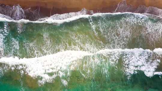 海浪在沙滩上冲击