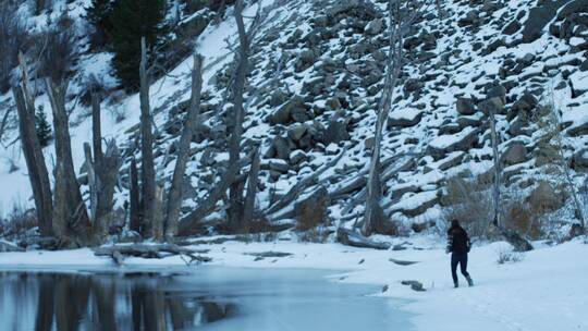 女孩在河边的雪地里奔跑