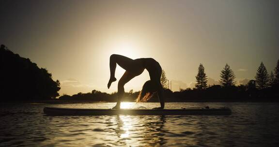 桨板上练习瑜伽的女人