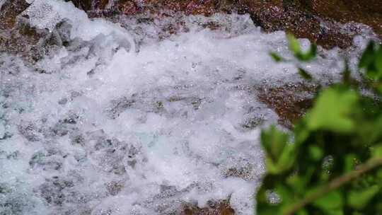 河边流水河流河水小溪山泉泉水流体液体水流视频素材模板下载