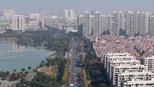 城市建筑与湖泊道路全景