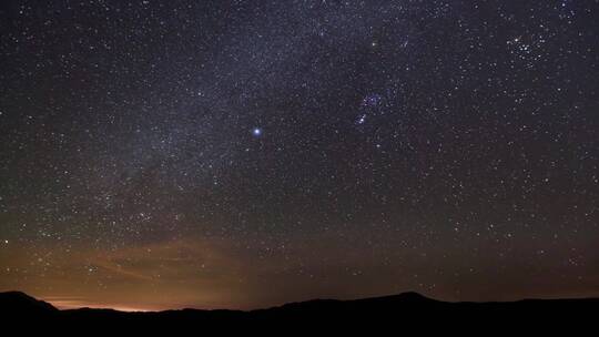 延时拍摄夜晚的星空