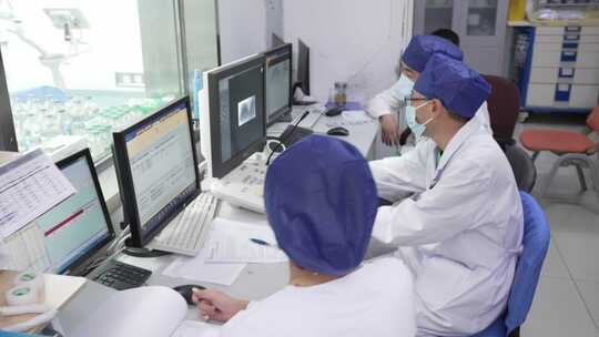 医生在医院电脑前工作场景
