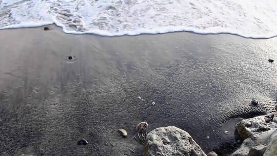 海浪冲刷海岸