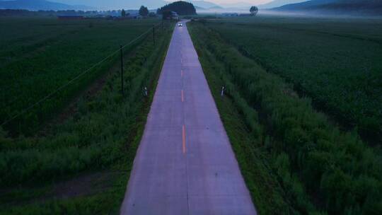 田野公路上飞驰的坦克300 对冲视角