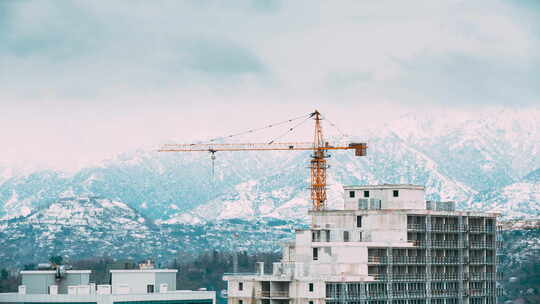 建筑起重机在工作日后对山脉景观