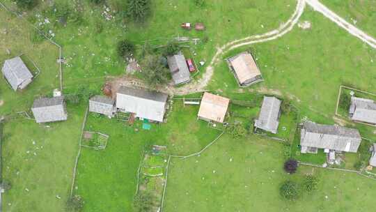 村庄，小屋，木栅栏，土路